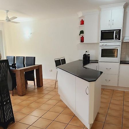 La Villa At Beach Court Airlie Beach Exterior photo