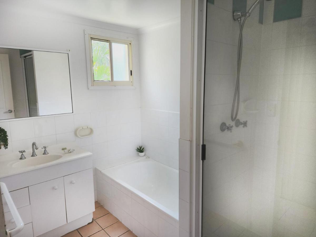 La Villa At Beach Court Airlie Beach Exterior photo