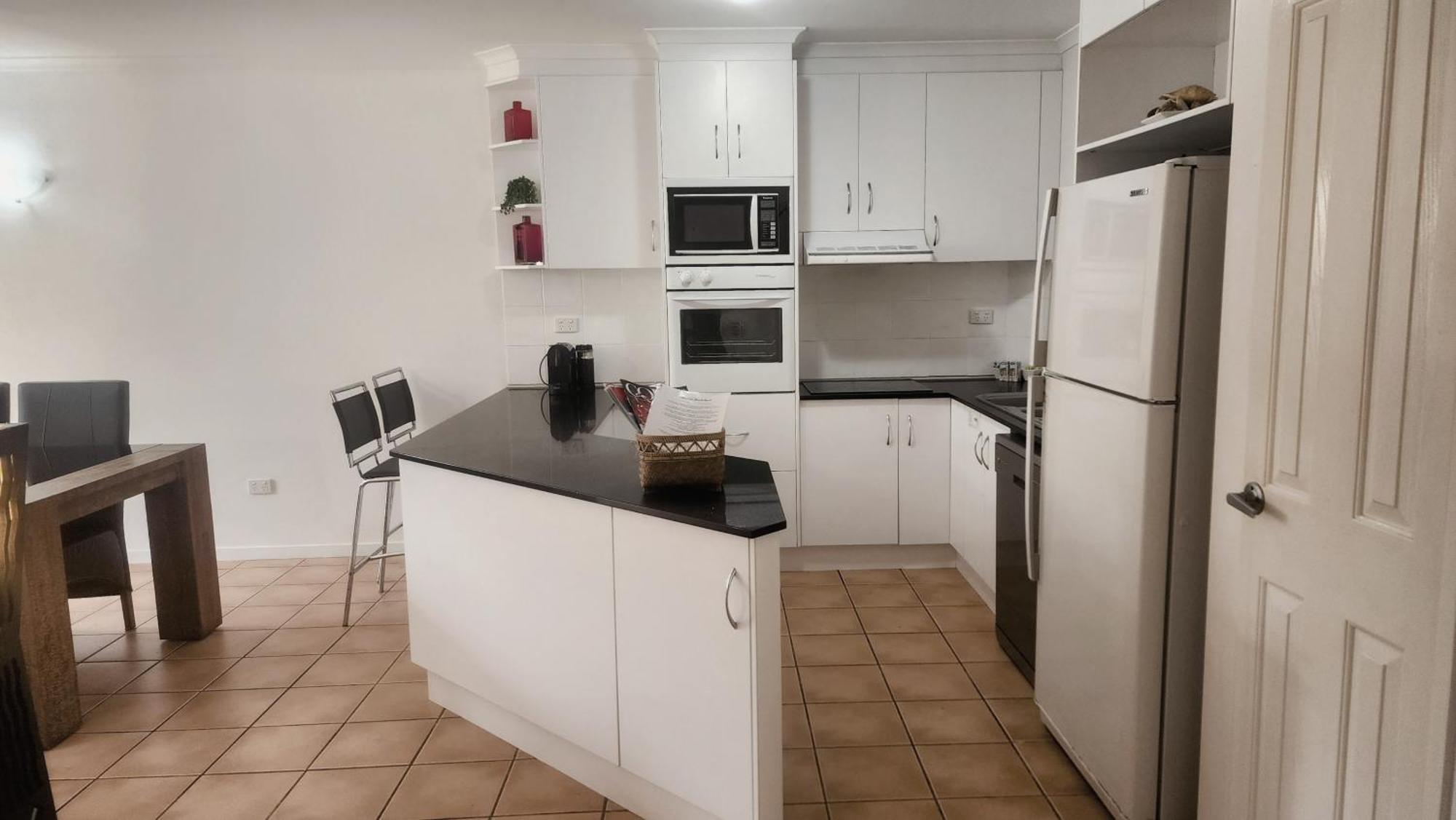 La Villa At Beach Court Airlie Beach Exterior photo